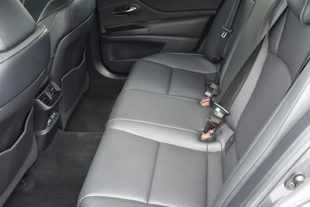 Lexus ES photo 9