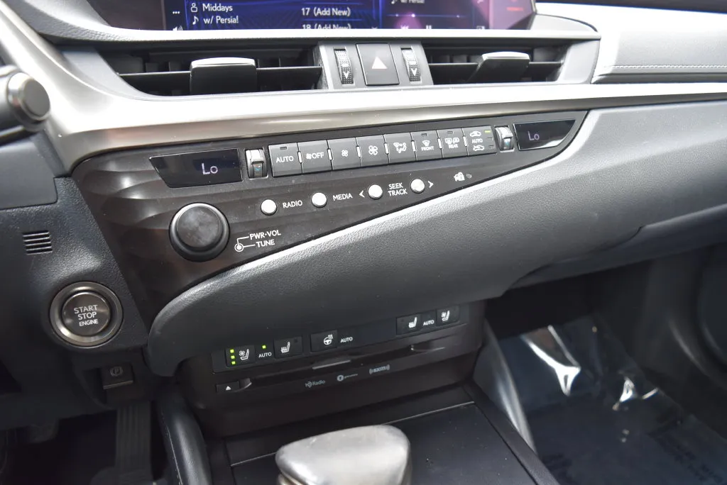 Lexus ES photo 16
