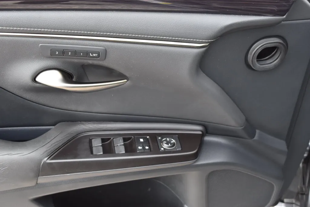 Lexus ES photo 8