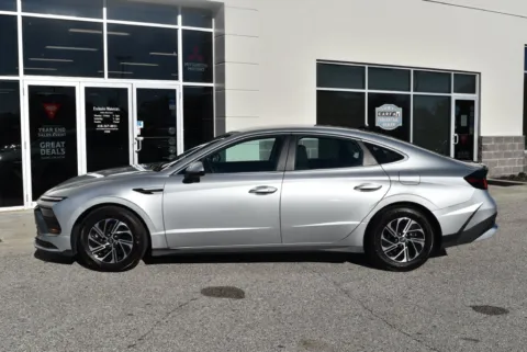 More photos of 2026 Hyundai Sonata Hybrid Blue at Exclusive Motorcars, MD