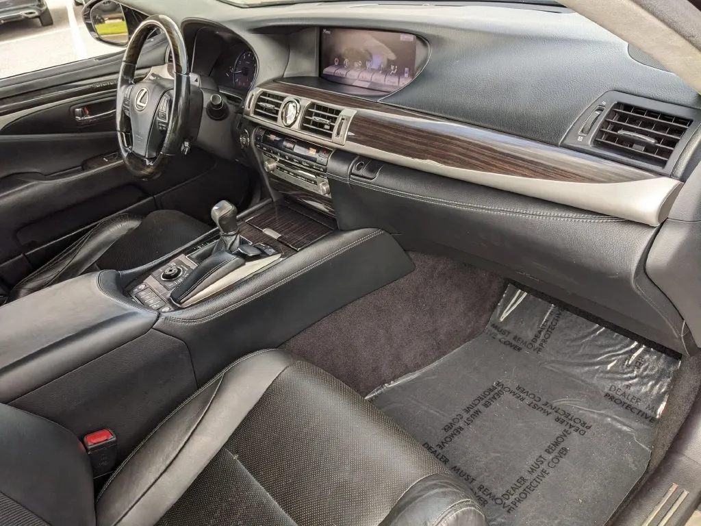 Lexus LS photo 24
