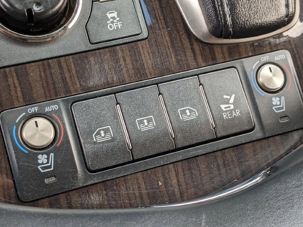 Lexus LS photo 13
