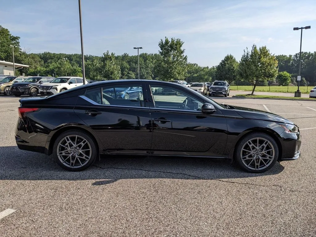 2023 Nissan Altima SR's photo