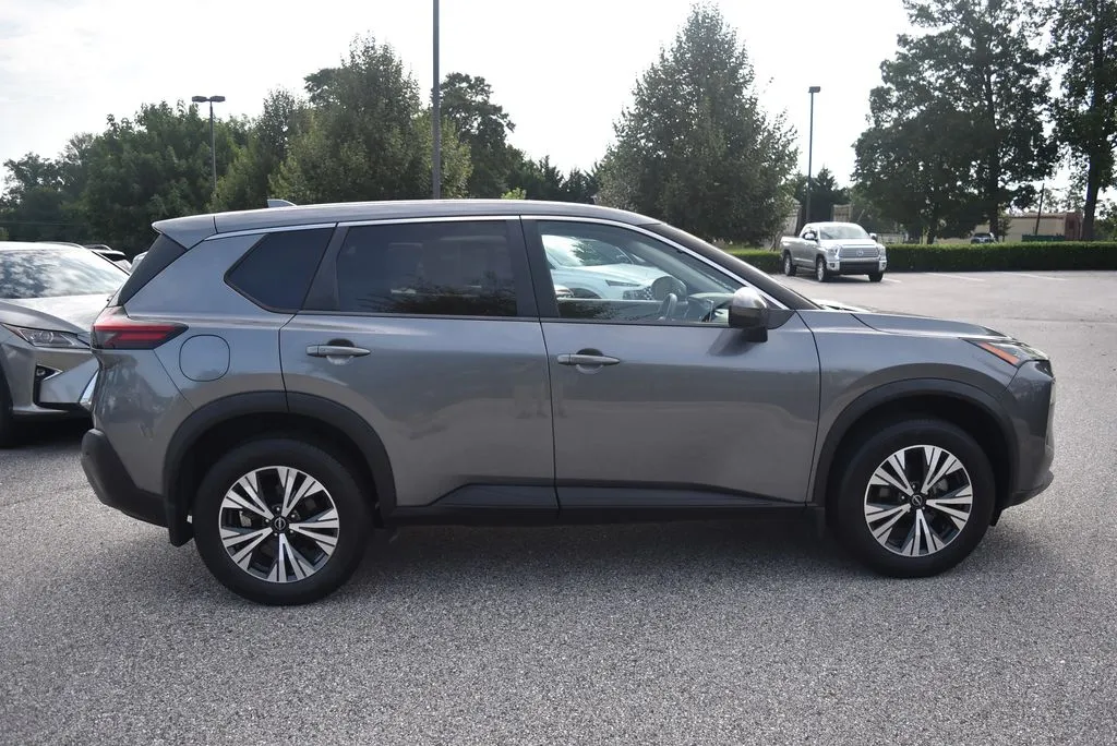 2022 Nissan Rogue SV's photo