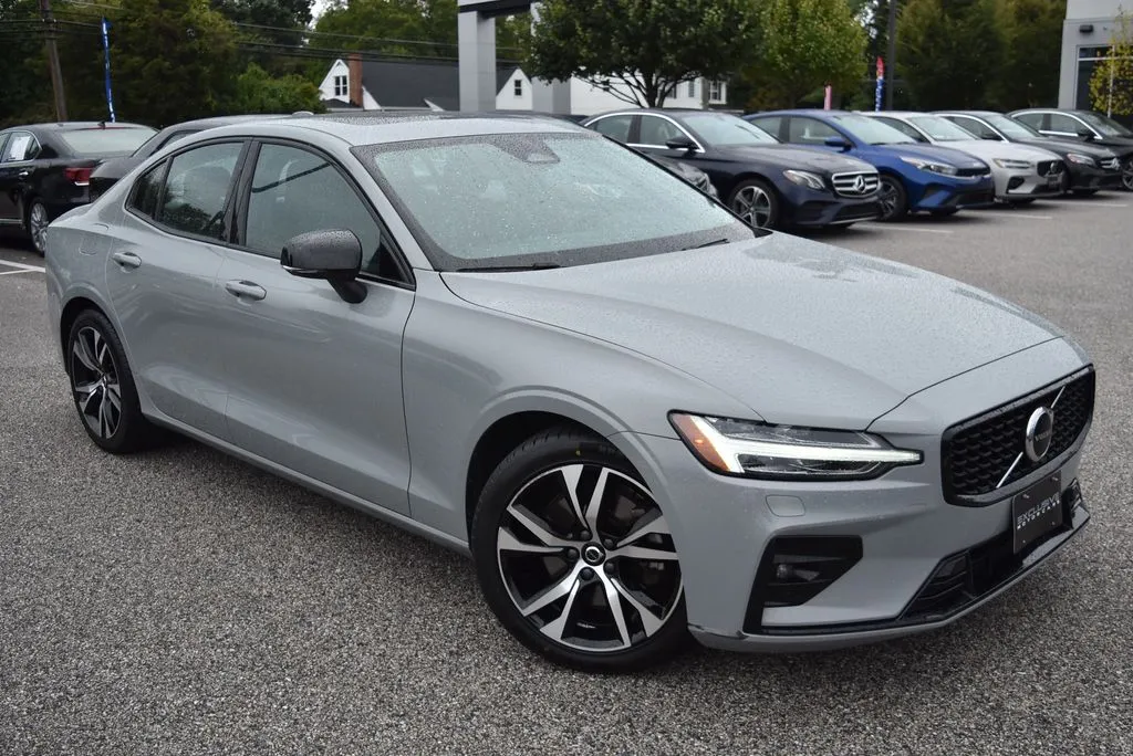 2024 Volvo S60 B5 Core Dark Theme