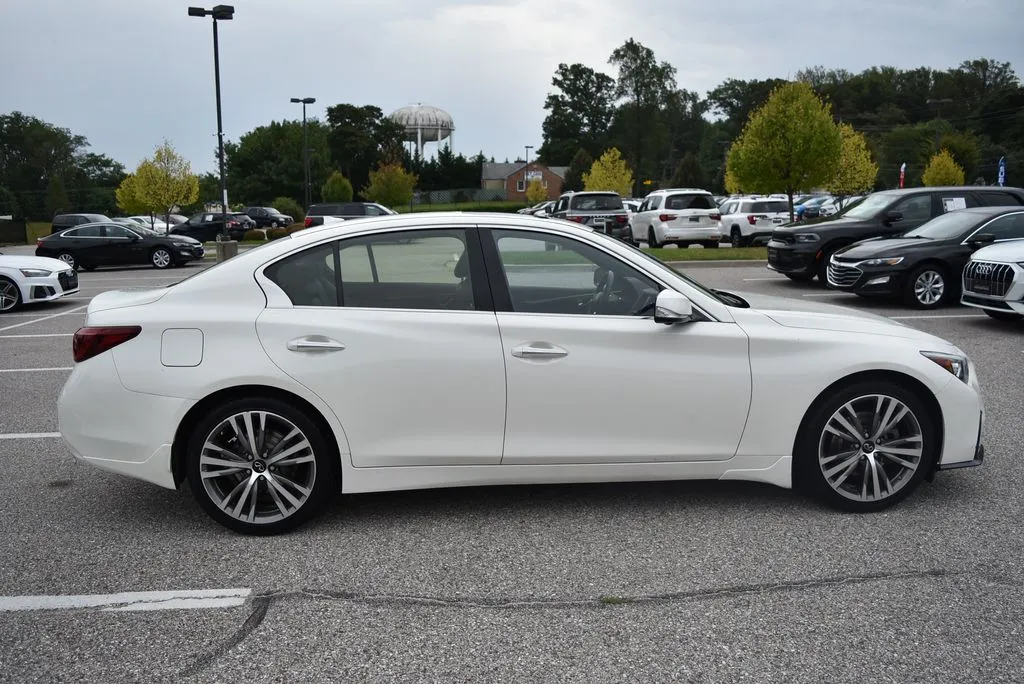 Infiniti Q50 photo 2