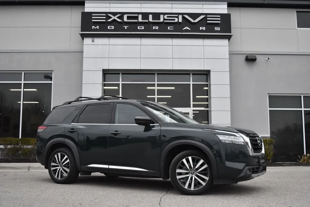 2022 Nissan Pathfinder Platinum's photo