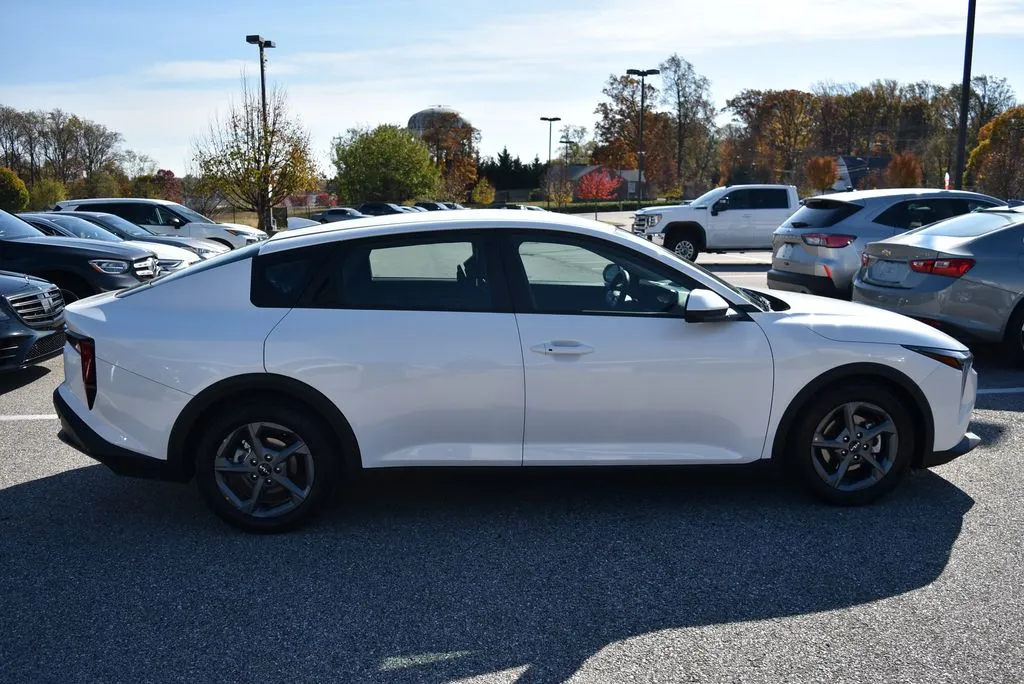 2025 Kia K4 LXS's photo