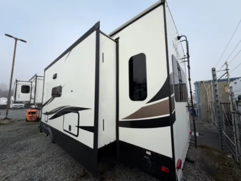 More photos of 2021 Heartland Rvs BIGHORN 3375S at Valley RV Supercenter, WA