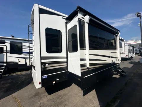 More photos of 2026 Jayco Pinnacle 32RLTS at Valley RV Supercenter, WA