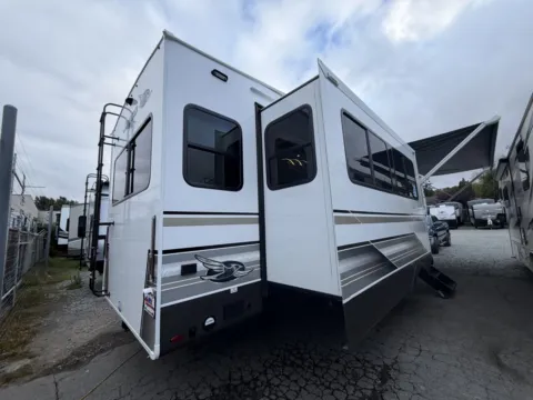 More photos of 2027 Jayco Eagle 321RSTS at Valley RV Supercenter, WA