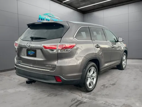 More photos of 2016 Toyota Highlander Limited Platinum V6 at New Wave Automotive, CO