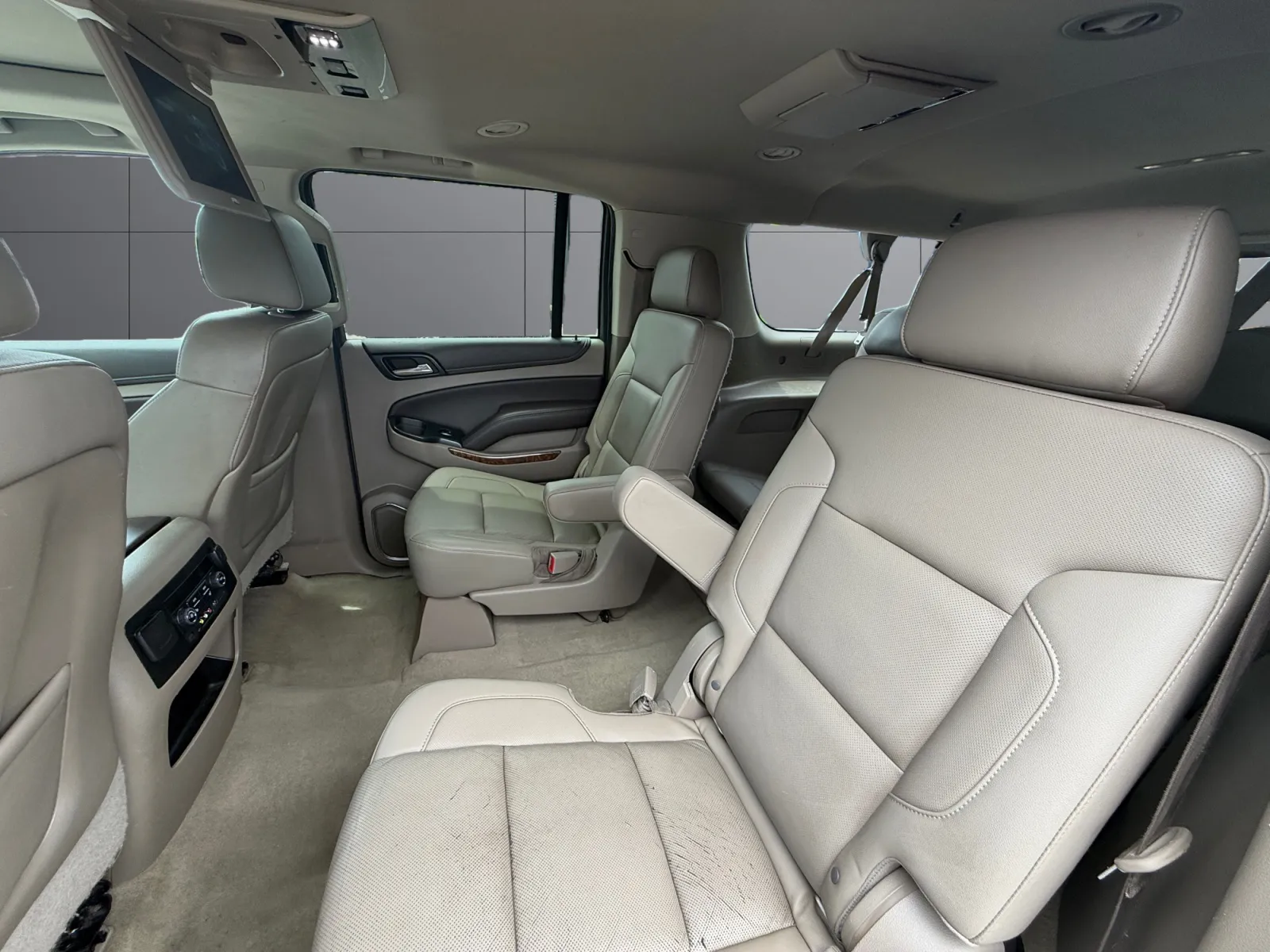 2016 Chevrolet Suburban LTZ - Photo 16