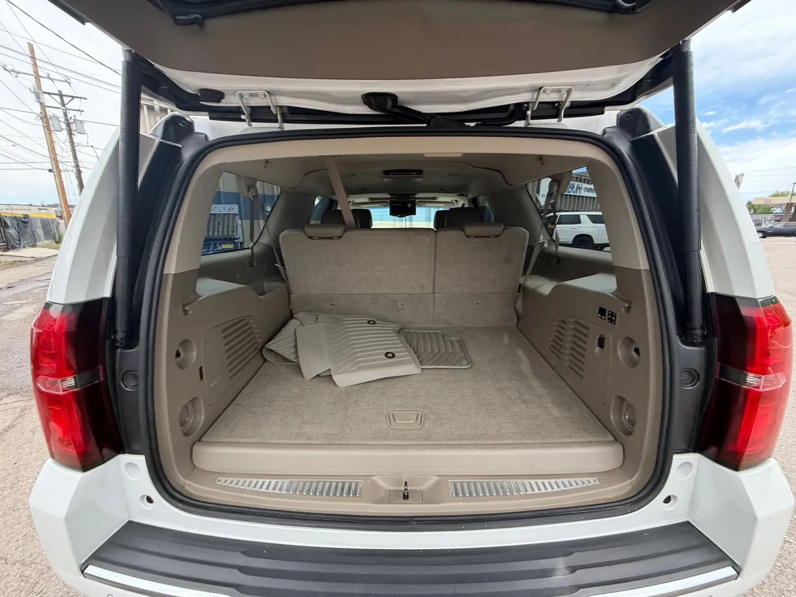 2016 Chevrolet Suburban LTZ - Photo 19