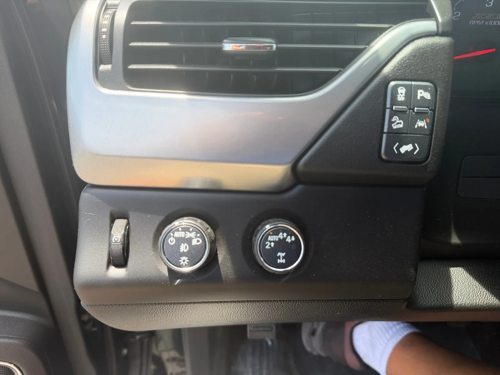 2017 Chevrolet Suburban LT - Photo 24