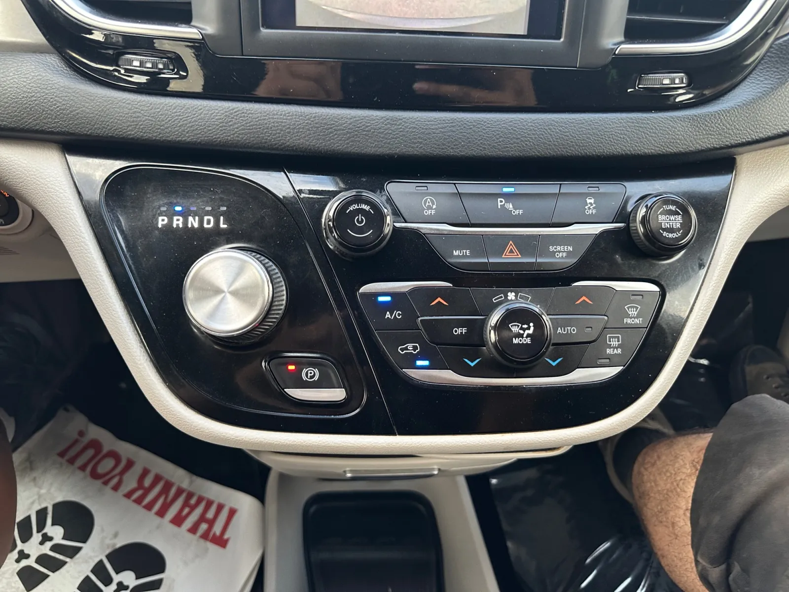 Chrysler Pacifica photo 21