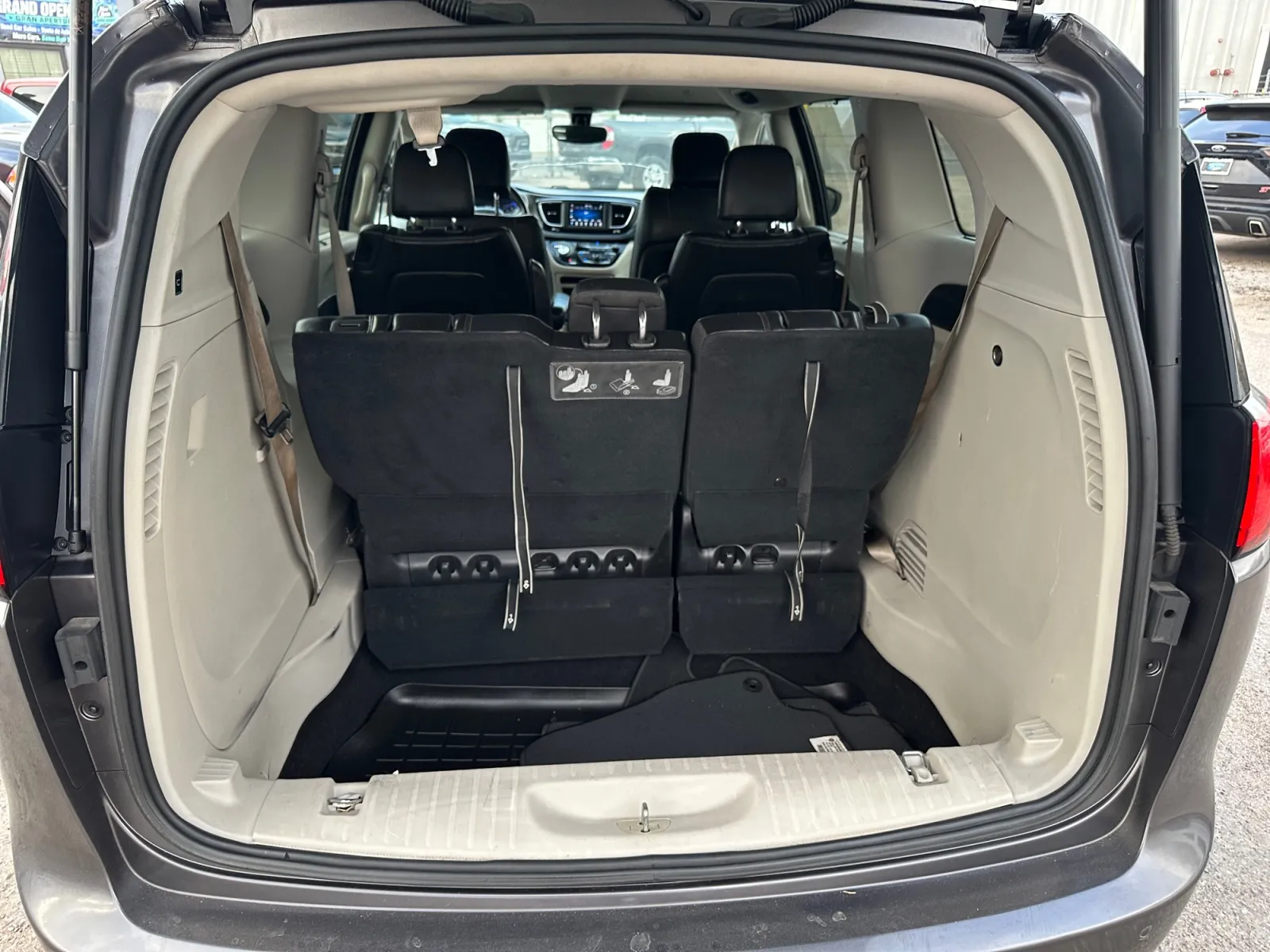 Chrysler Pacifica photo 18