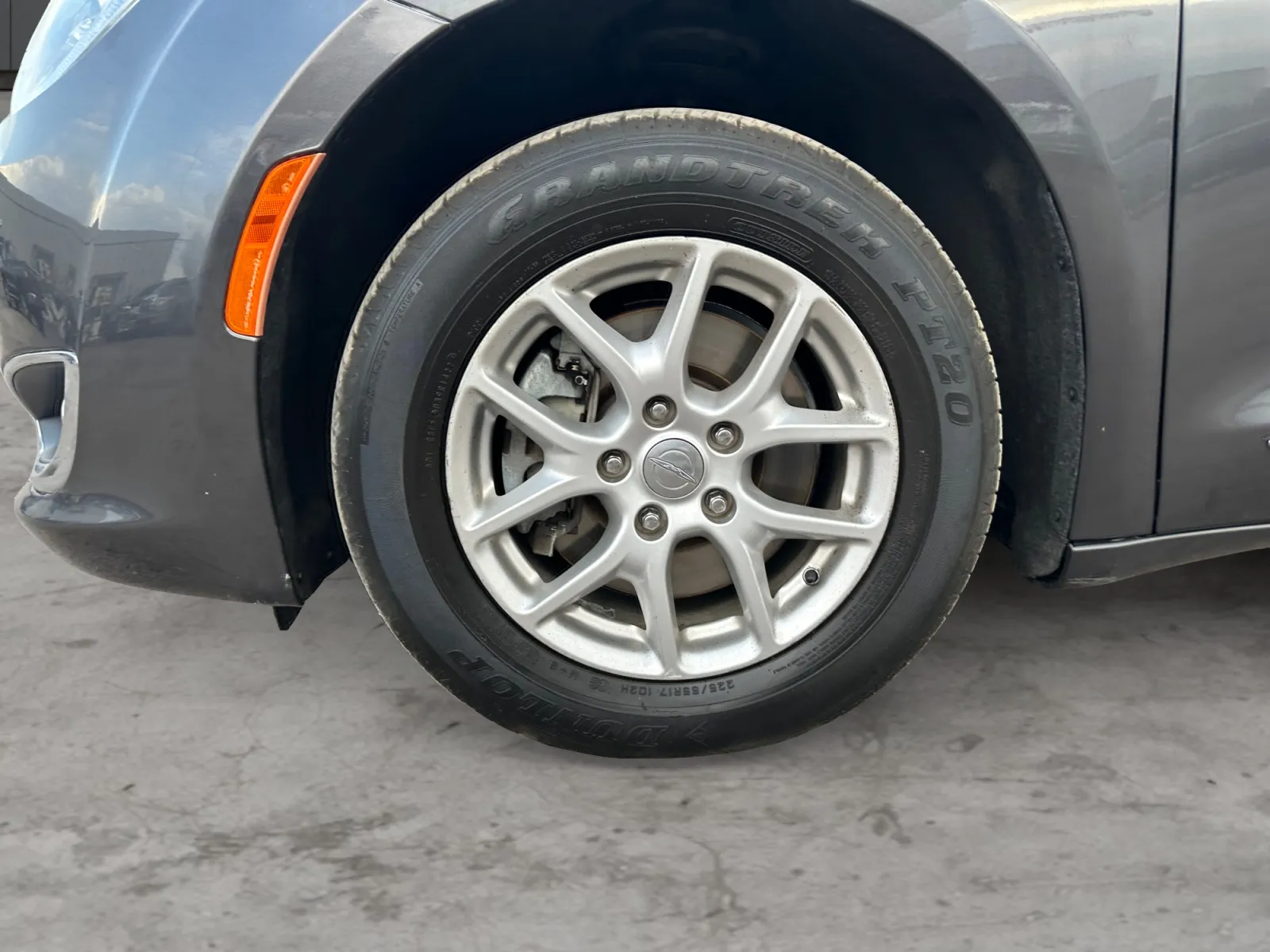Chrysler Pacifica photo 9