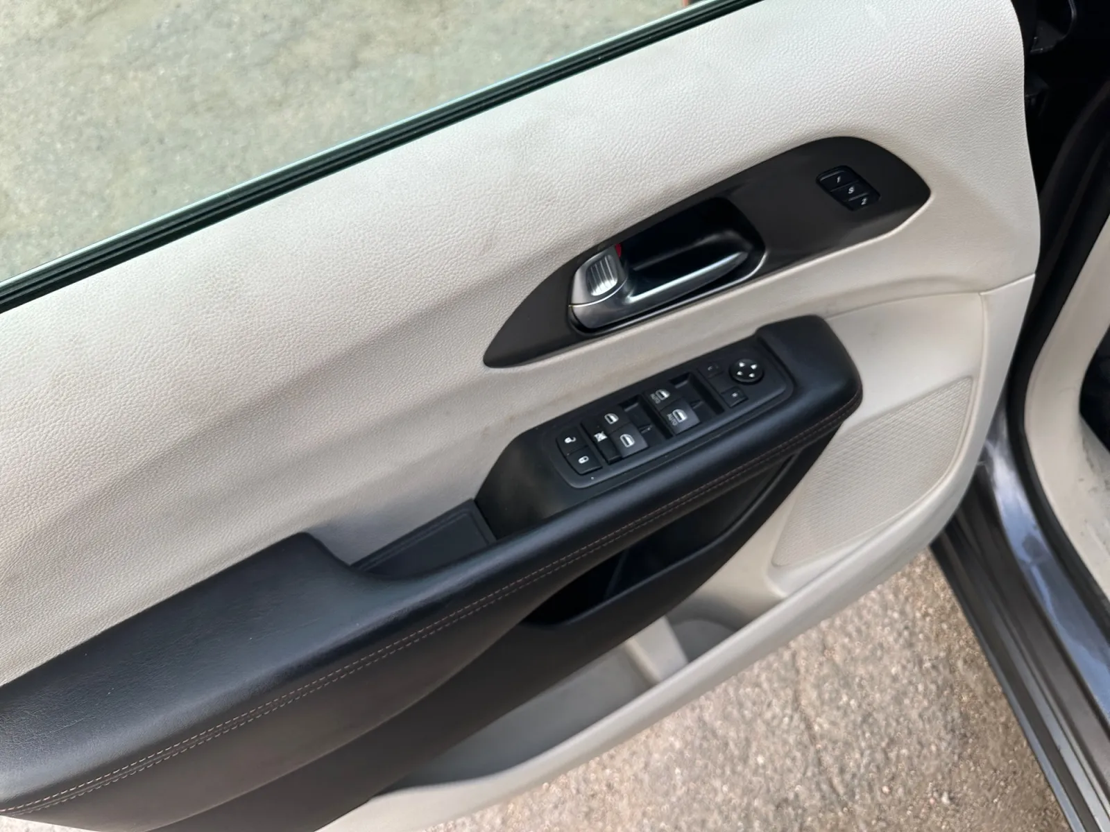 Chrysler Pacifica photo 11