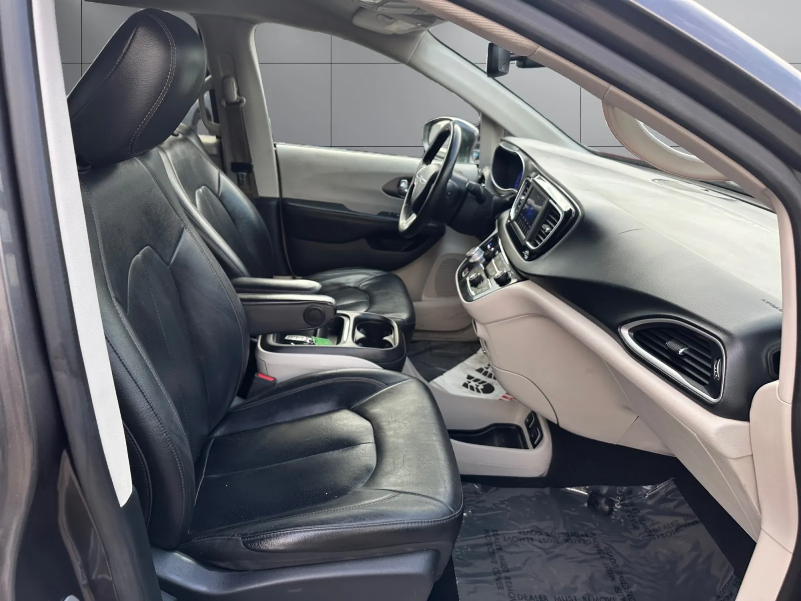 Chrysler Pacifica photo 16