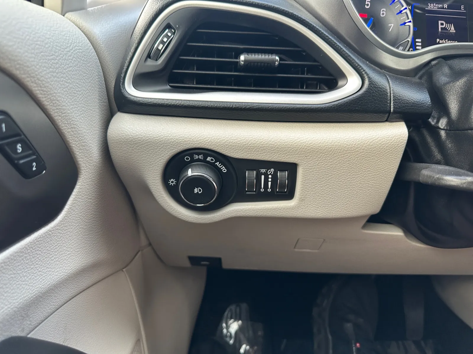Chrysler Pacifica photo 22