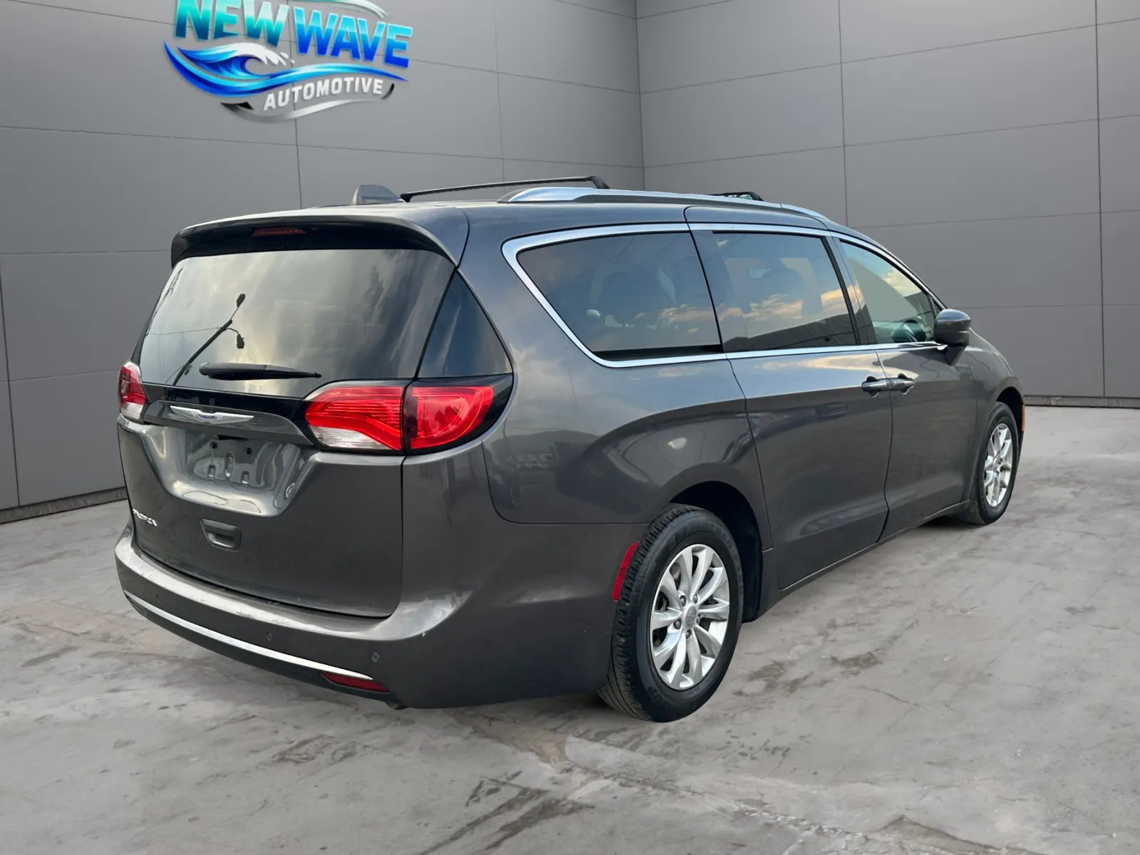 Chrysler Pacifica photo 5