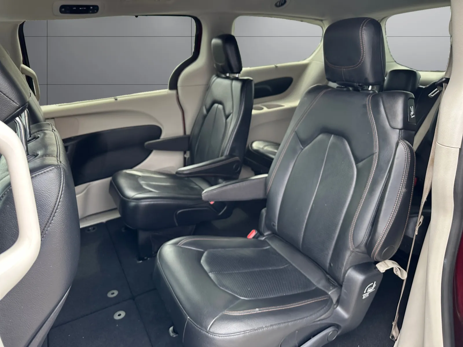 Chrysler Pacifica photo 16
