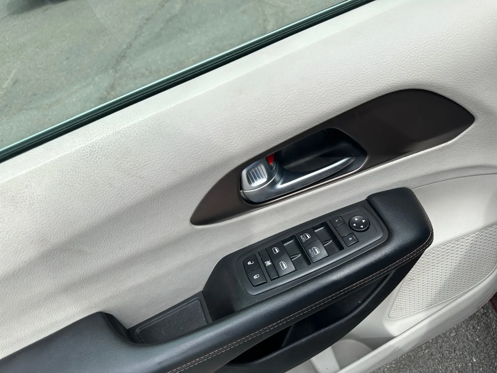 Chrysler Pacifica photo 11