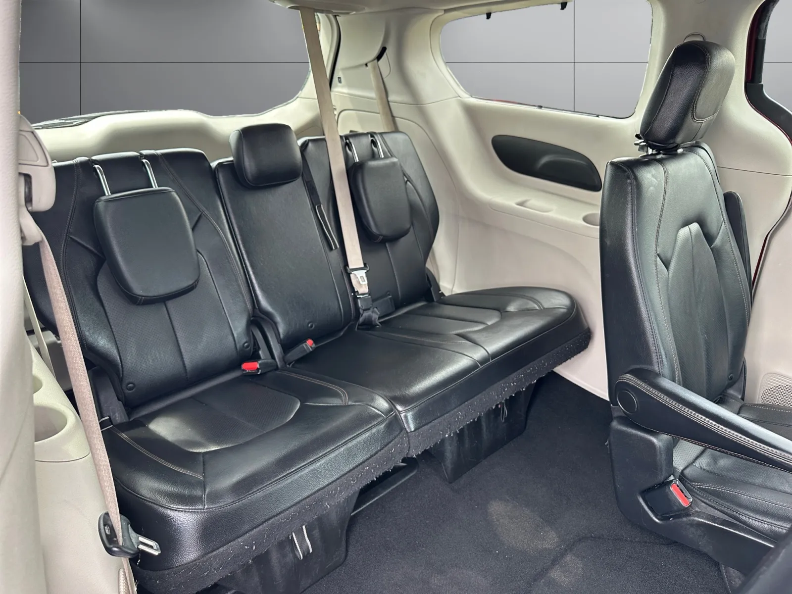 Chrysler Pacifica photo 18