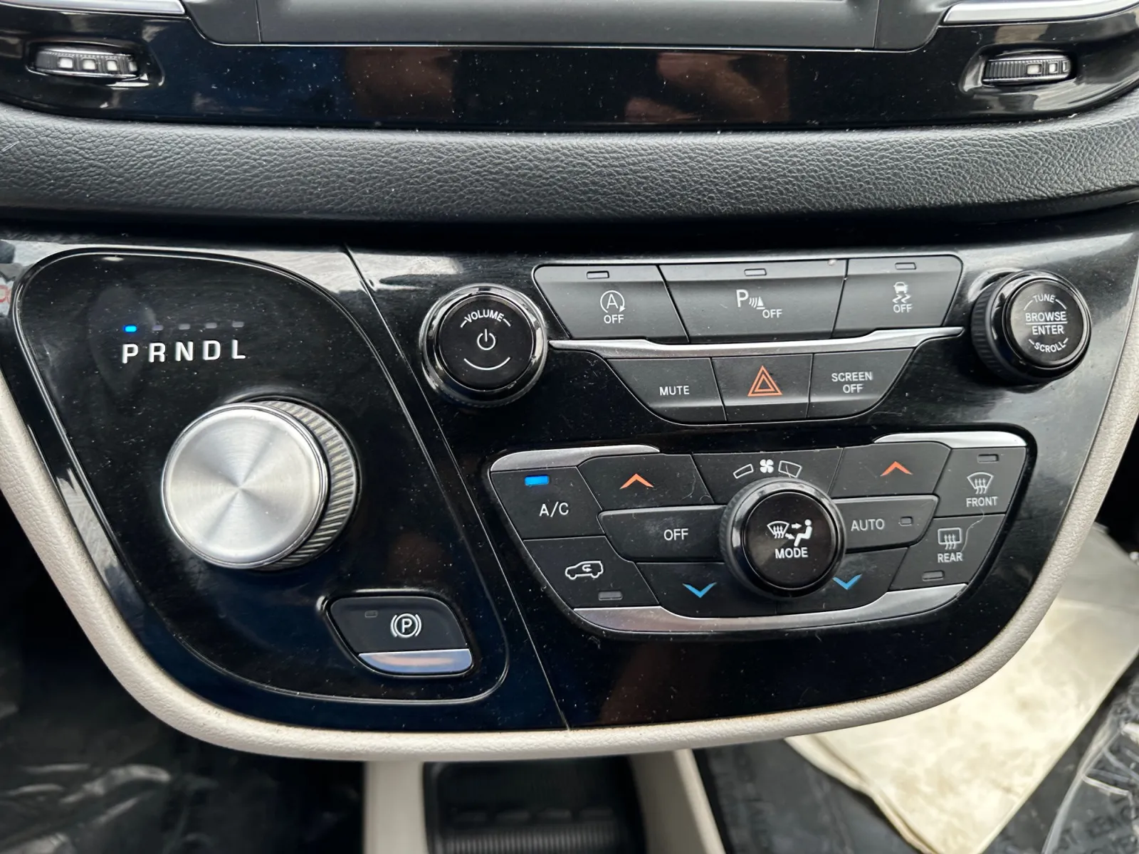 Chrysler Pacifica photo 22