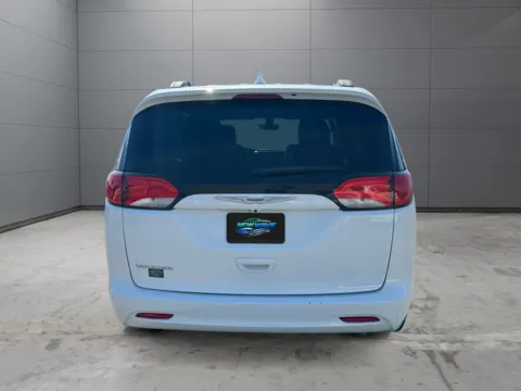 More photos of 2020 Chrysler Voyager LXI at New Wave Automotive, CO