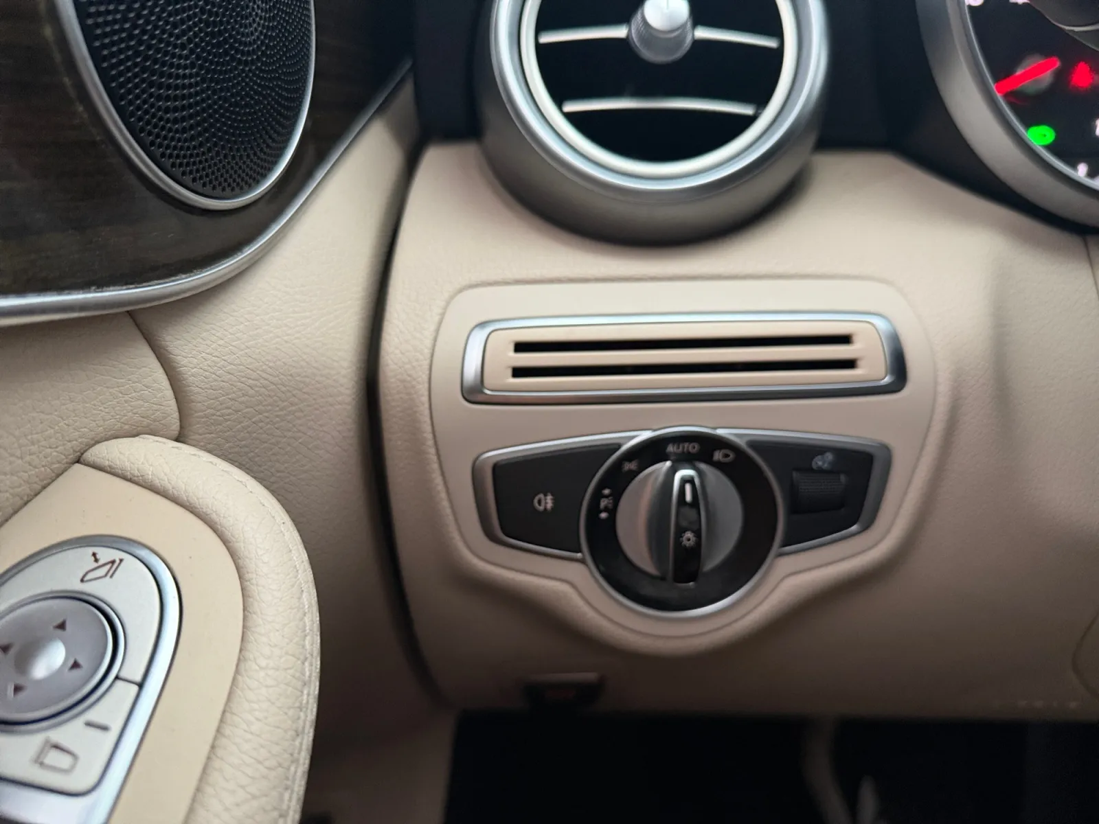 Mercedes-Benz C300 photo 25