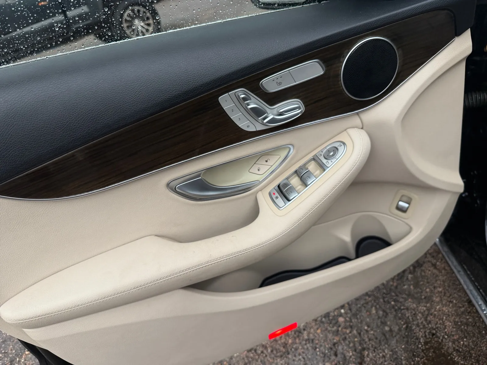 Mercedes-Benz C300 photo 11