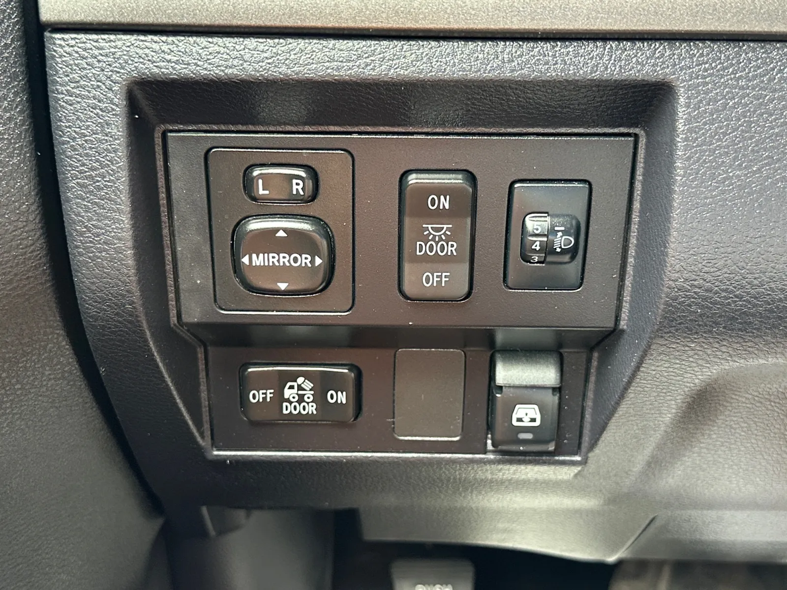 Toyota Tundra photo 24