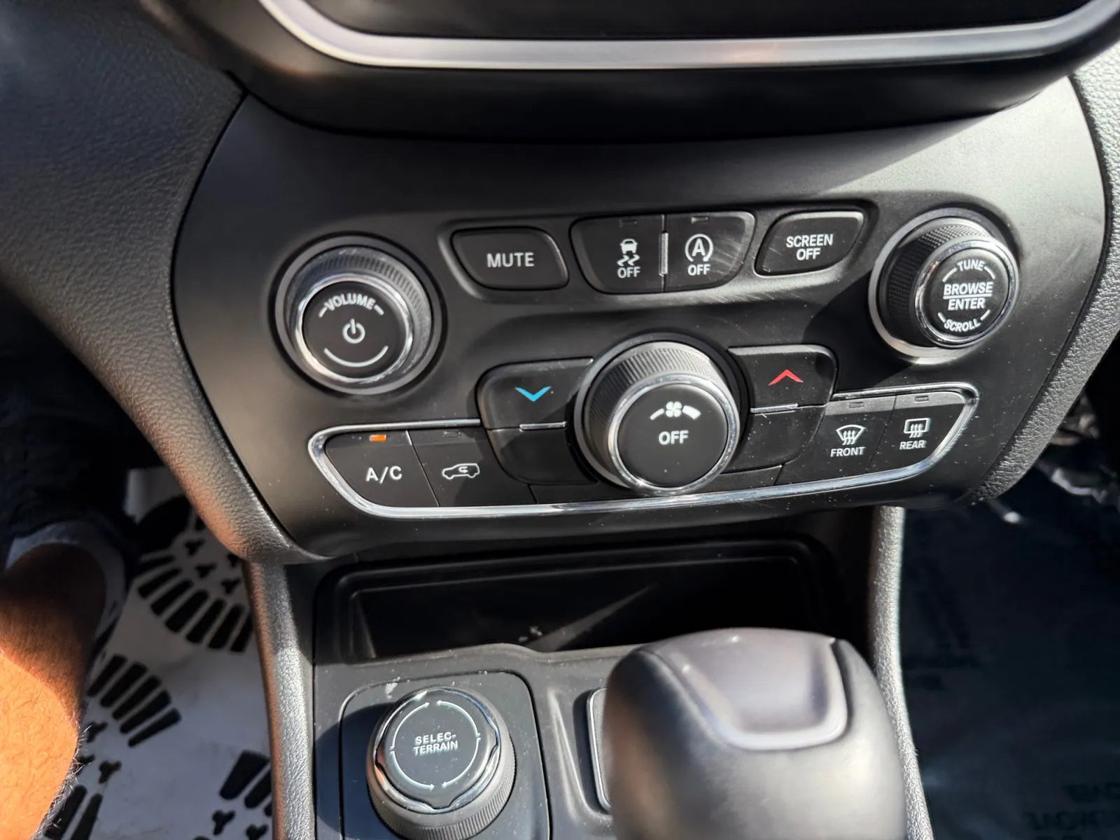 Jeep Cherokee photo 24