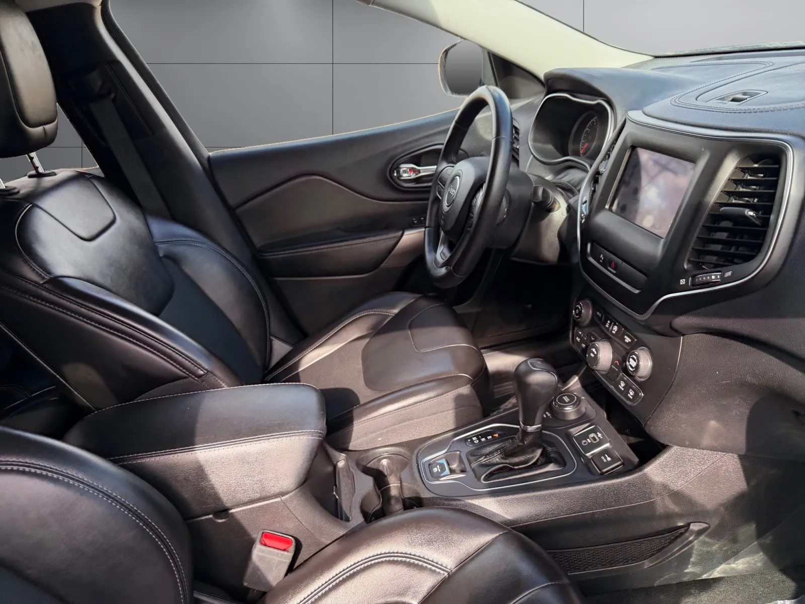 Jeep Cherokee photo 17