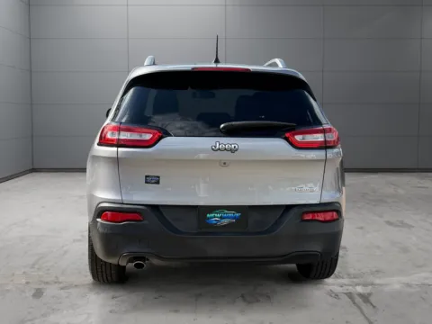 More photos of 2018 Jeep Cherokee Latitude FWD at New Wave Automotive, CO
