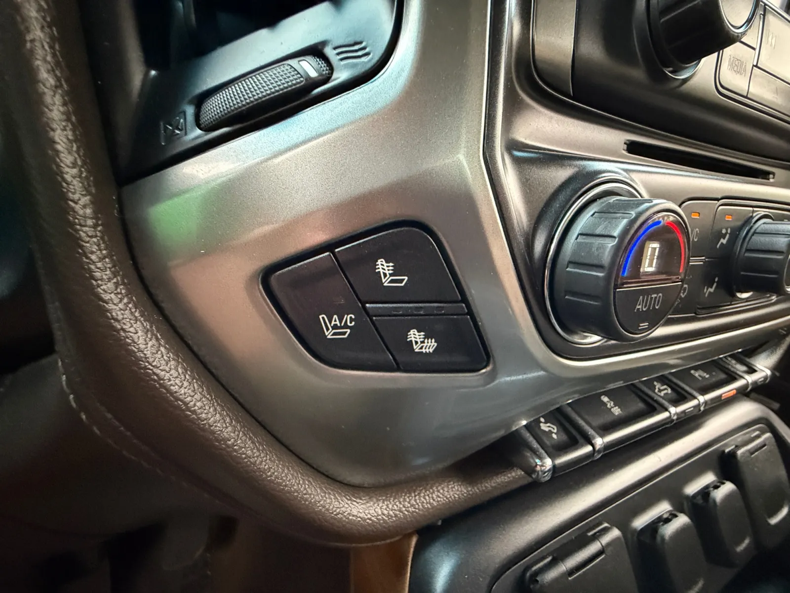 Chevrolet Silverado photo 25