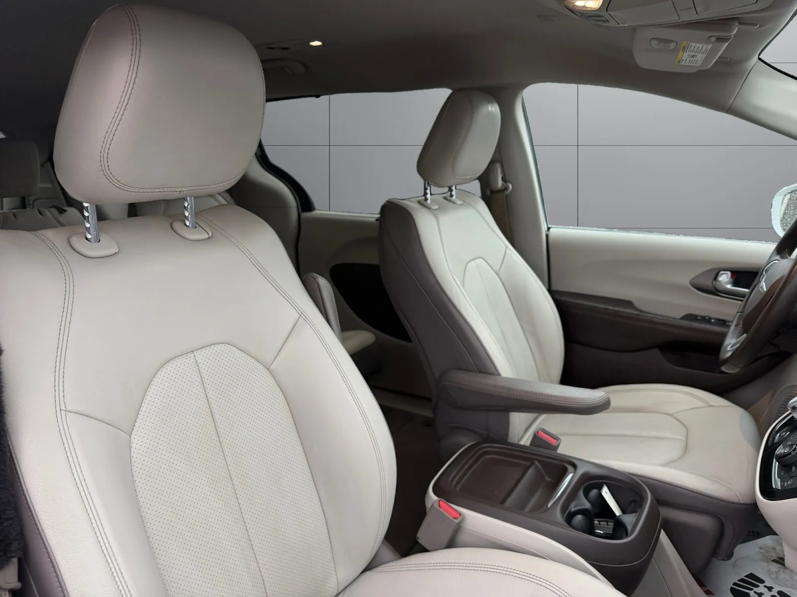Chrysler Pacifica photo 18