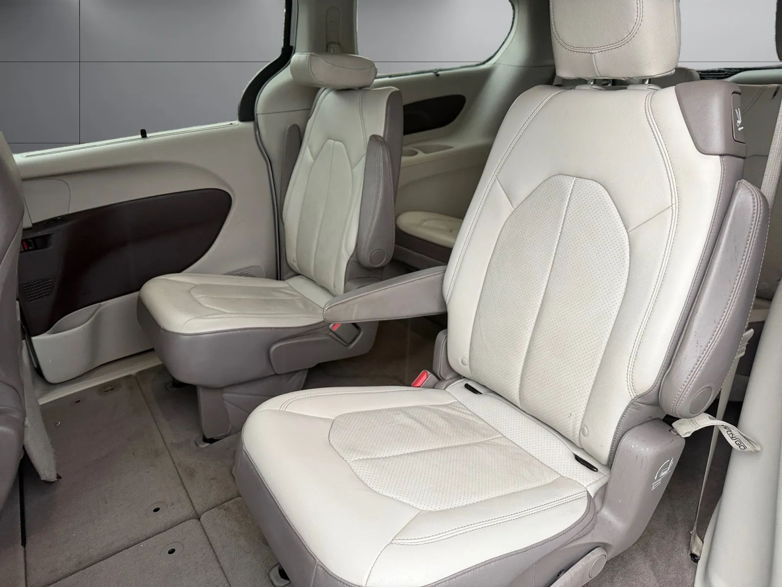 Chrysler Pacifica photo 16