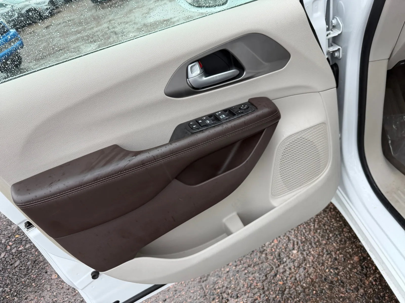 Chrysler Pacifica photo 11