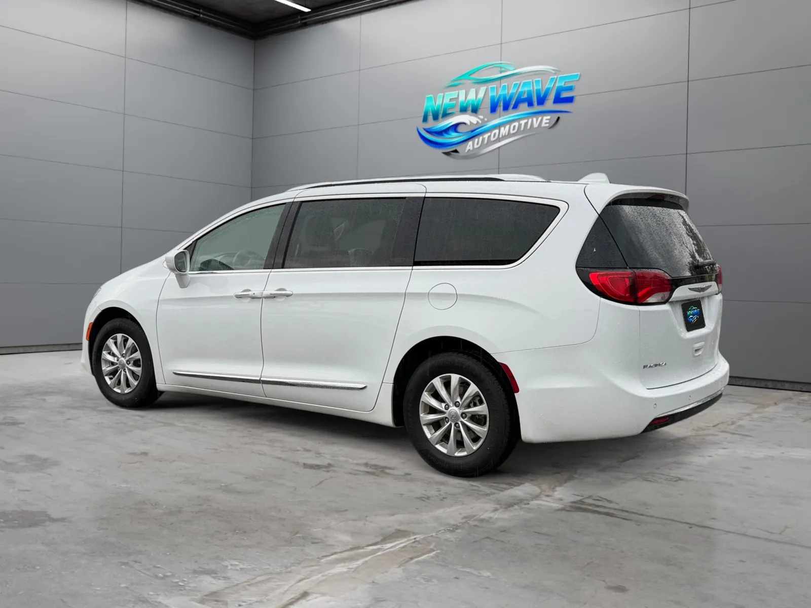 Chrysler Pacifica photo 3