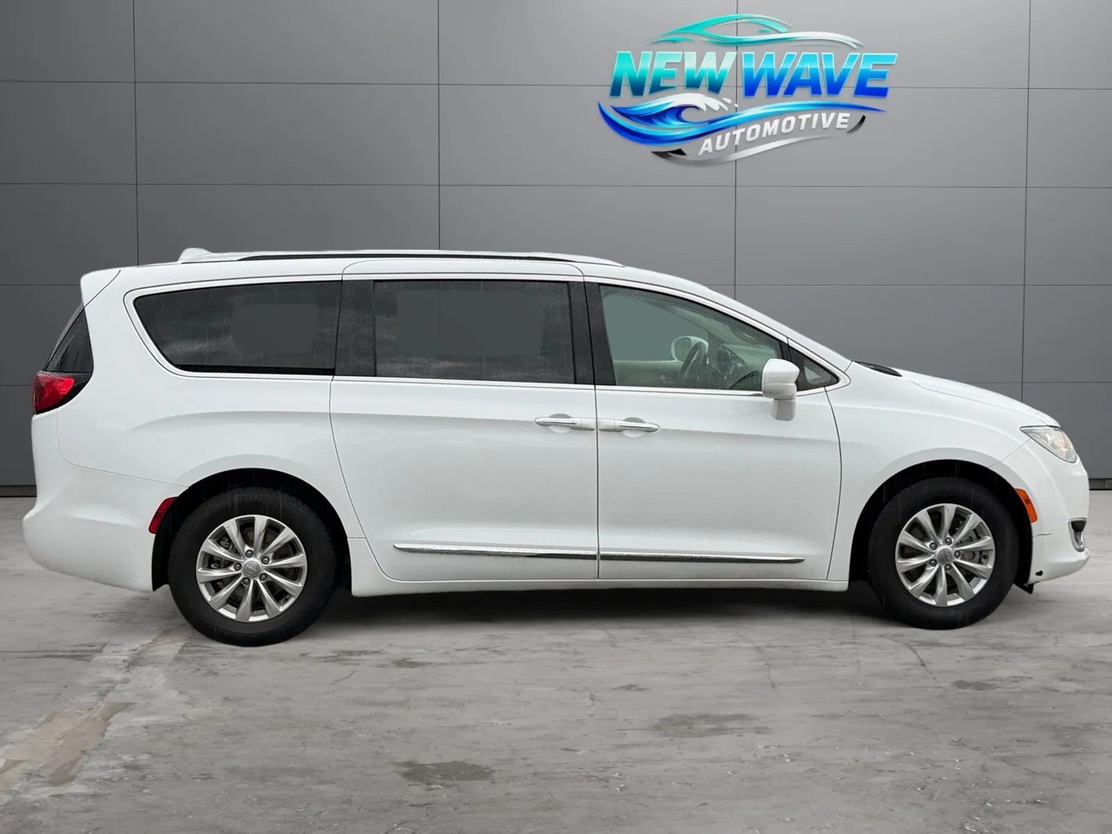 Chrysler Pacifica photo 6