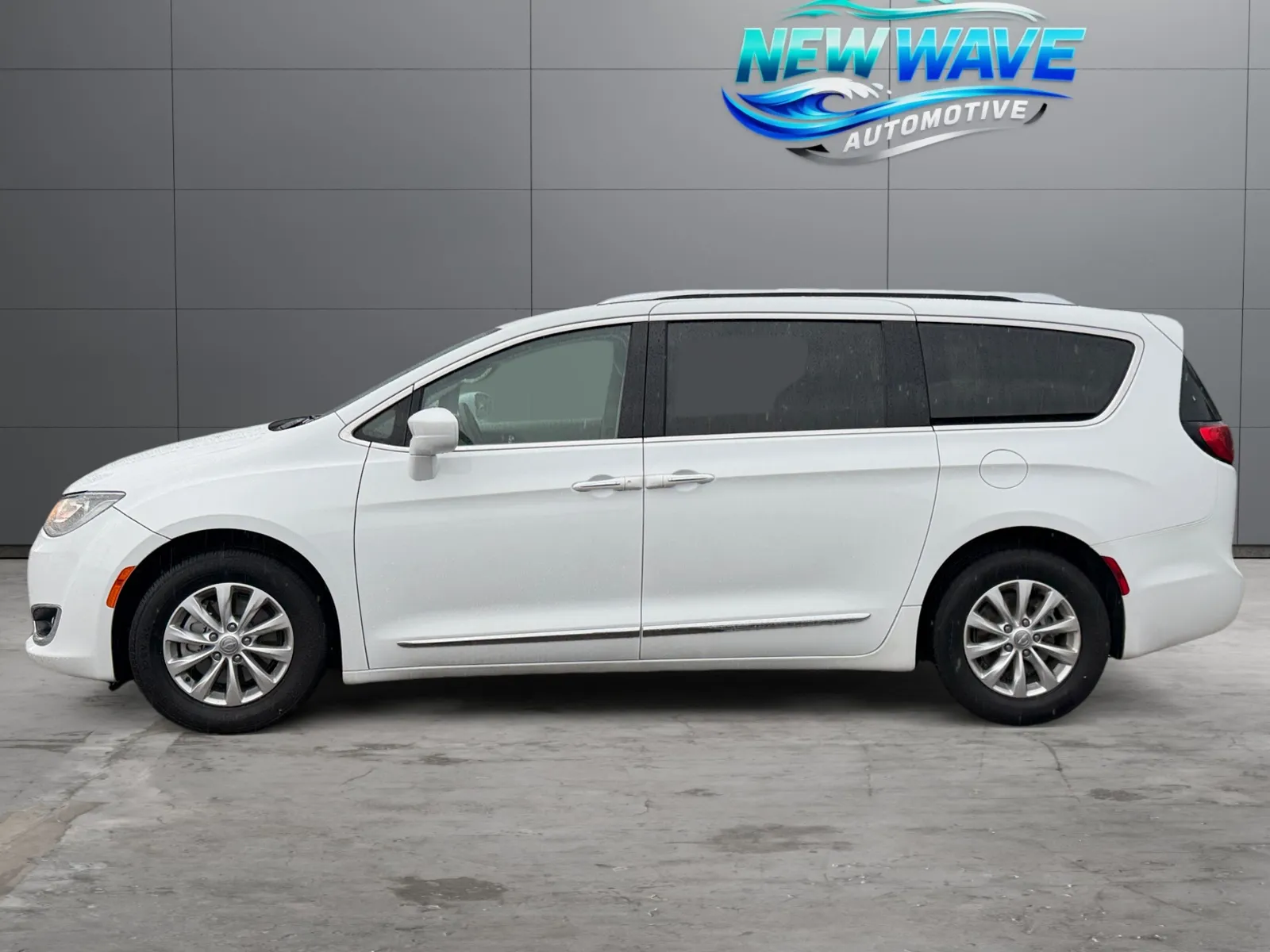 Chrysler Pacifica photo 2