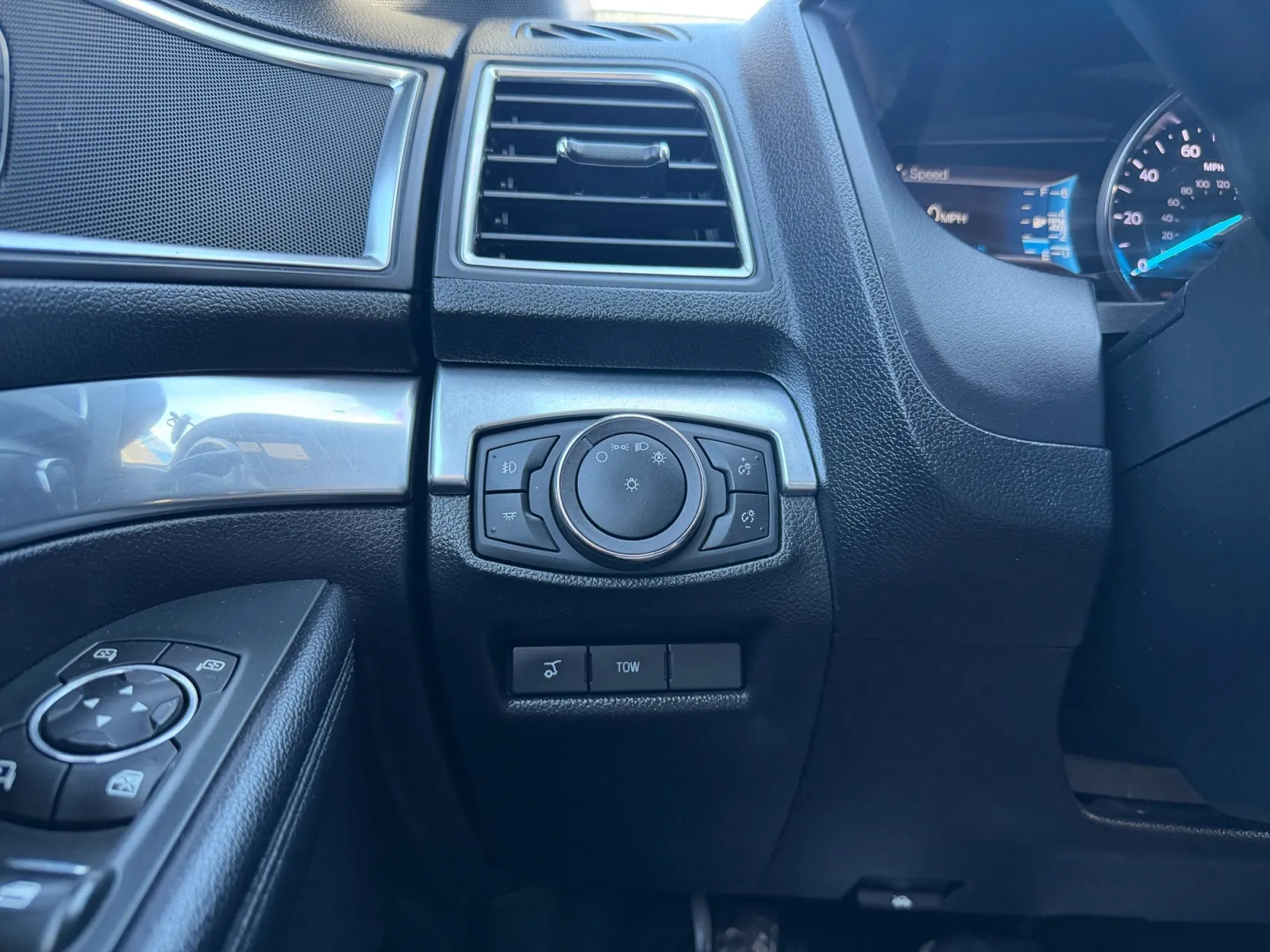 Ford Explorer photo 25