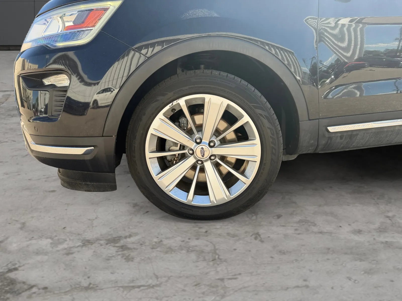Ford Explorer photo 9