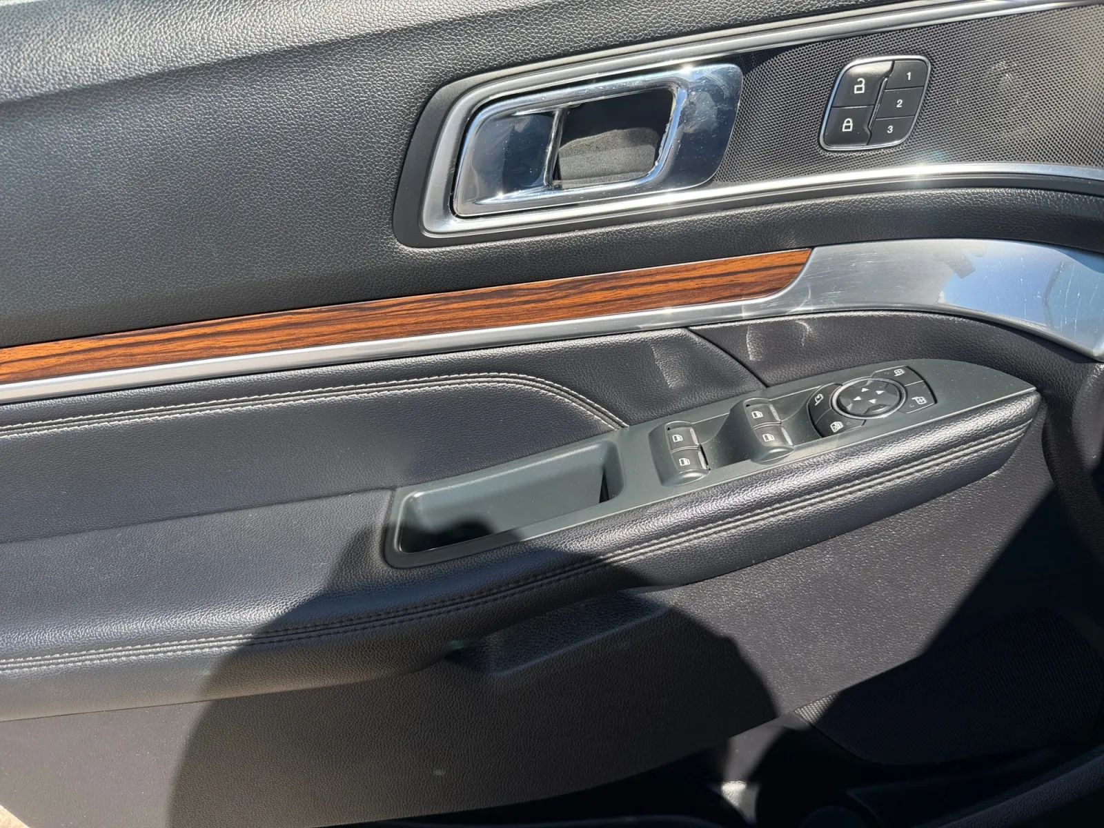 Ford Explorer photo 11