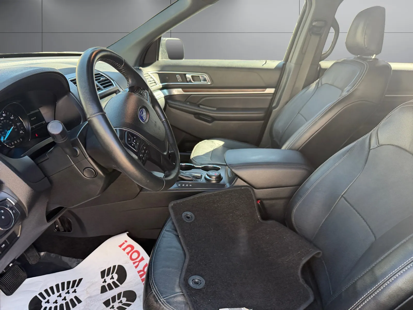 Ford Explorer photo 10