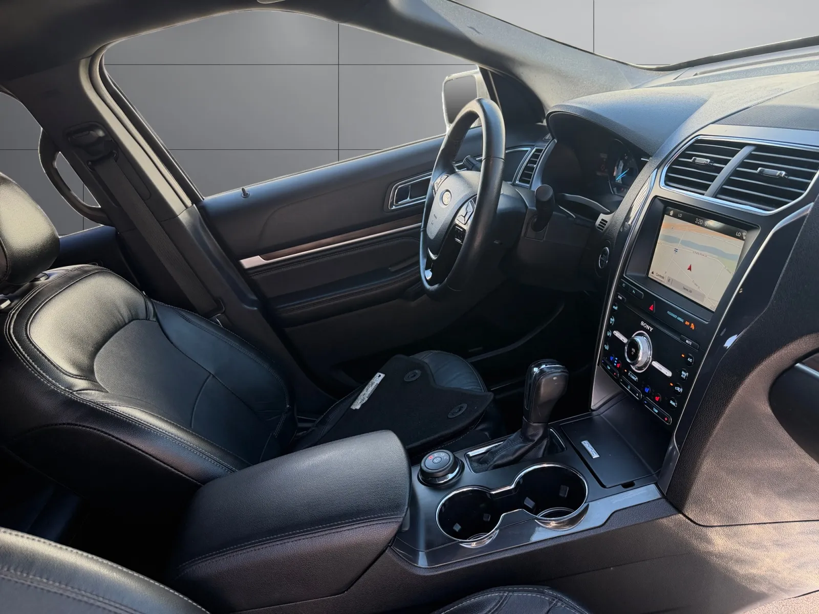 Ford Explorer photo 17