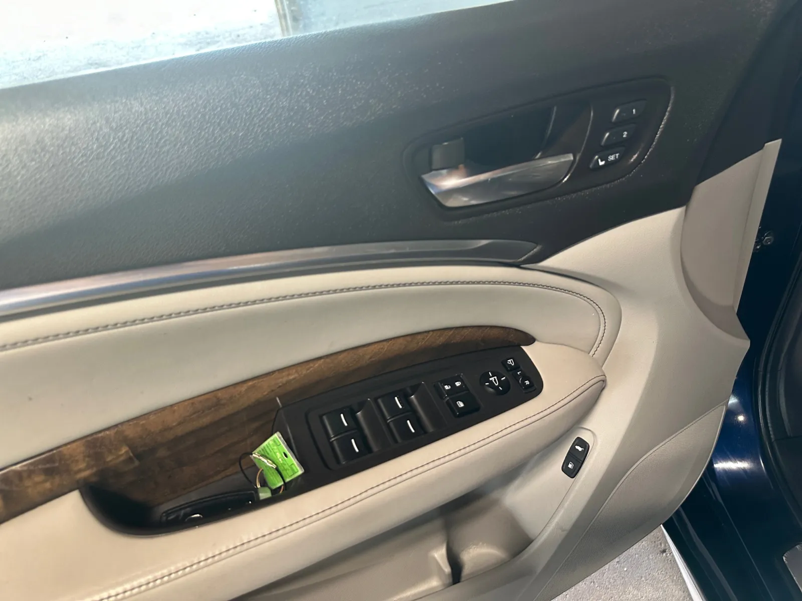 Acura MDX photo 11